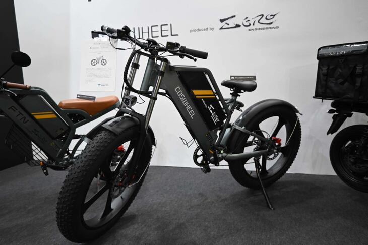 コスウエルとゼロエンジニアリングが開発を進めている、原付一種の電動モペット。