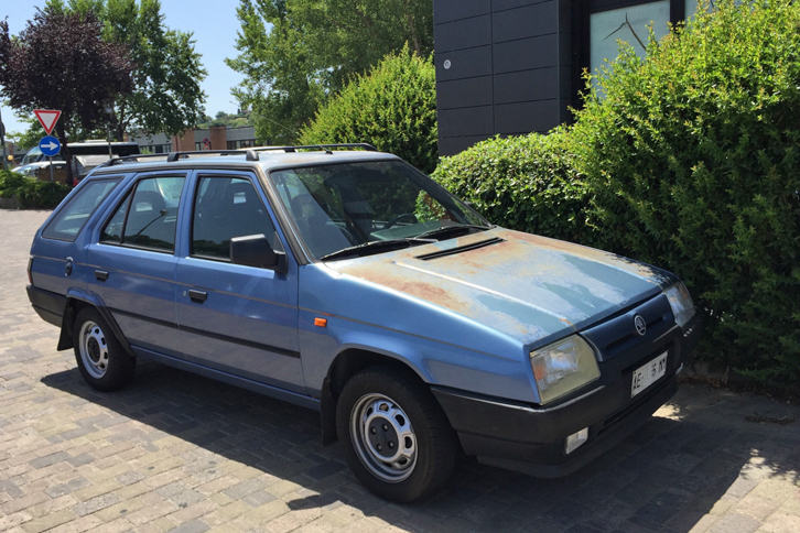 数日前に遭遇したチェコの「シュコダ・ファヴォリート」。登場は1987年。ベルリンの壁崩壊前、フォルクスワーゲン・グループ入り直前のオリジナルモデルである。デザインはベルトーネ。