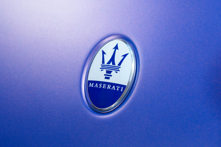 マセラティGT2ストラダーレ（フロントエンブレム）