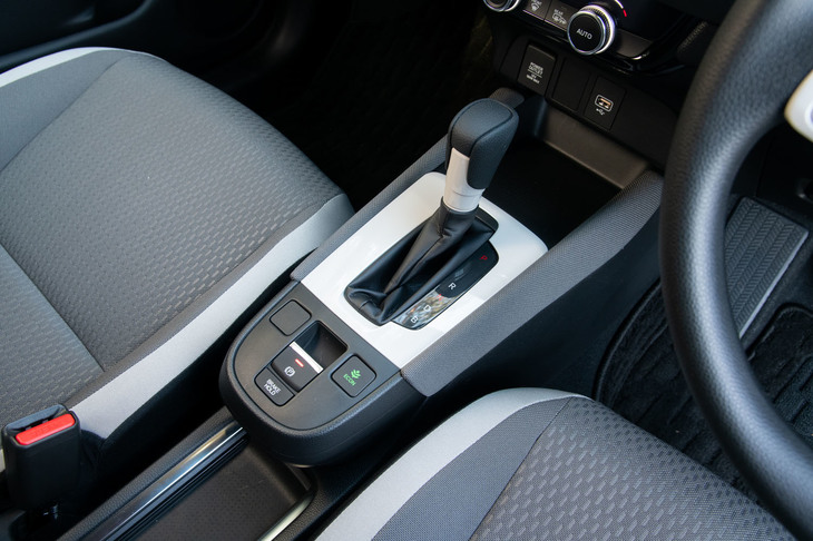 シフトセレクターには純ガソリン車、ハイブリッド車ともども、シンプルなストレートゲートのレバー式を採用。これも操作のわかりやすさを重視したためだ。