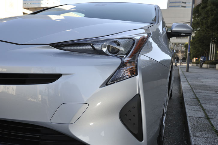 見る者に強烈な印象を与えるヘッドランプ。最廉価な「E」グレードにもBi-Beam LEDヘッドランプが採用されている。