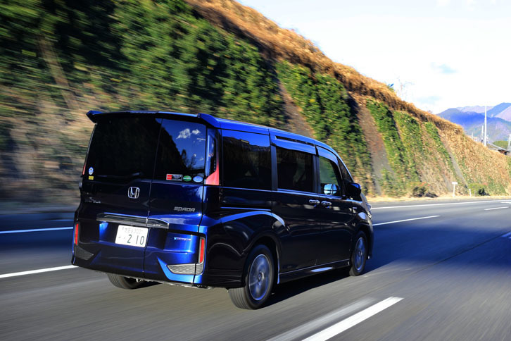 中央自動車道を行く「ステップワゴン スパーダ」。ハイブリッドモデルでも、ダウンサイジングターボモデルでも、上り坂が苦にならないパワフルな走りが可能だ。
