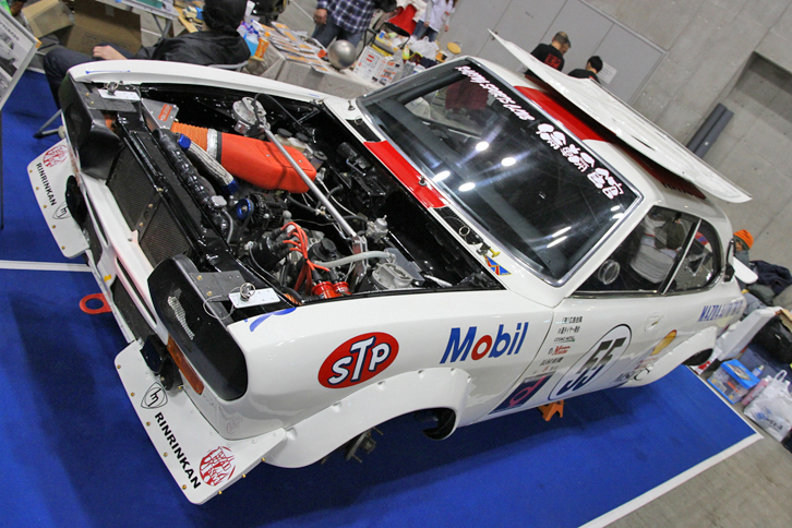 ルマンに出走したプロトタイプである「マツダ・サバンナRX-7 252i」のレプリカなどを過去に展示していたコスモメタルが出展した「マツダ・カペラ・ロータリークーペ」のレーシング仕様。ボディーはその昔、寺田陽次郎が駆ったマツダオート東京のマシンを模しており、エンジンは12A改ペリ（ペリフェラルポート）。