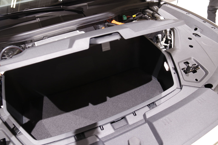 カバーを開けると、ちょっとした物入れが現れる。