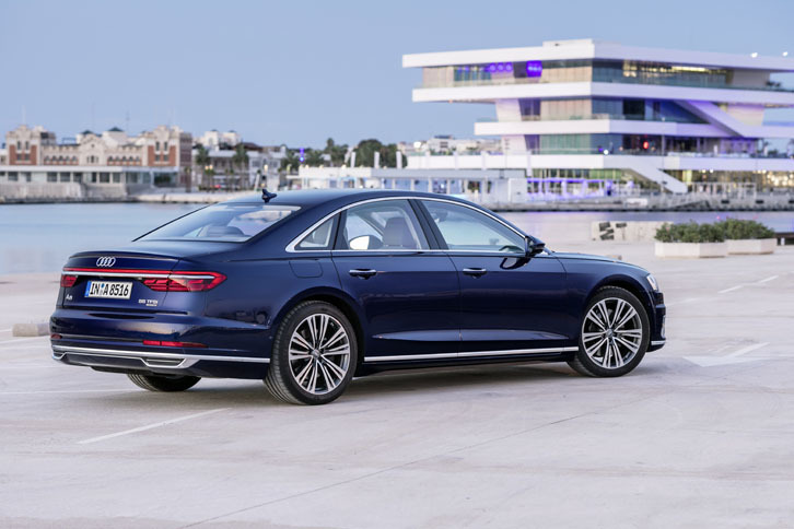 なだらかな弧を描くルーフラインがスポーティーな雰囲気を演出する。