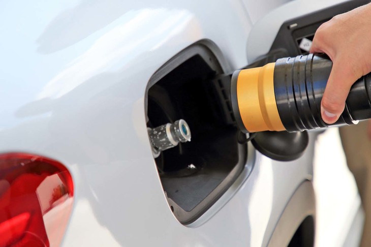 充填（じゅうてん）口が白くなっているのは水素の体積を減らすべく冷却してあるため。ここでは充填がうまく進まず（少しずつしか入らない）、満タンまでに30分ほどを要してしまった。