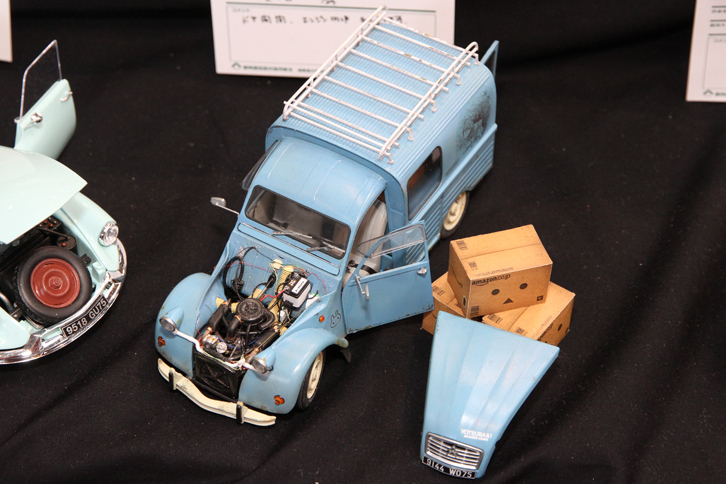 展示されていたクラブ名は失念したが、エブロの1/24「シトロエン2CVフルゴネット」をディテールアップした作品。ドアを開閉式とし、作り込まれたエンジンを搭載している。