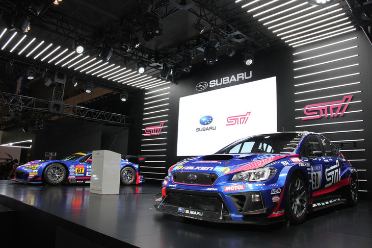 スバルブースにて、「WRX STI NBRチャレンジ 2018」（手前）と「BRZ GT300 2018」（奥）。