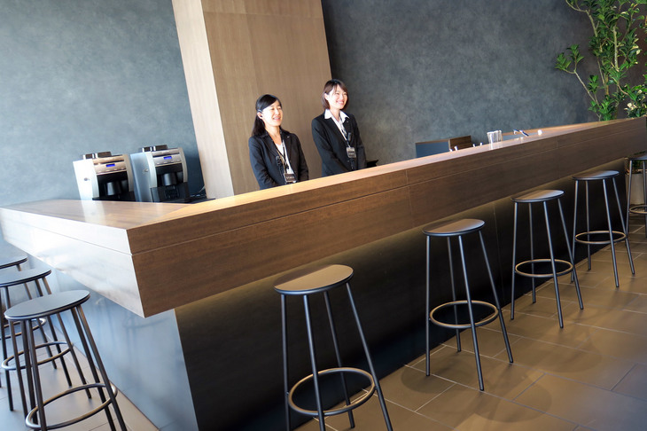 ショールーム内にはカフェも併設されており、マツダの最新モデルを眺めつつコーヒーを楽しめる。