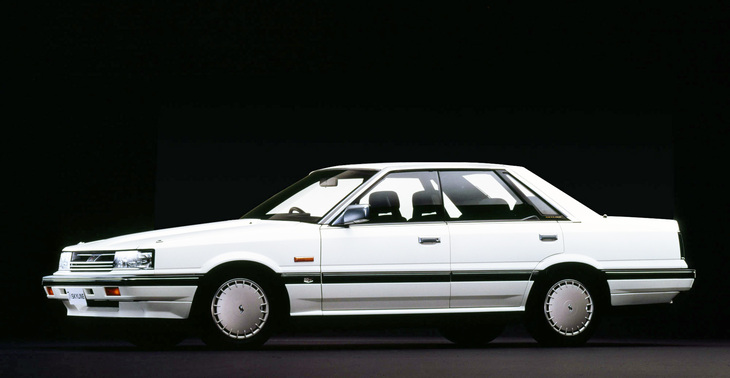 「都市工学です。」という不可解なキャッチコピーを掲げて1985年に登場した7代目R31「日産スカイライン」。写真の4ドアハードトップまたは4ドアセダンボディーに、2リッター直6 DOHC 24バルブターボから1.8リッター直4 SOHCユニットまでを積む。