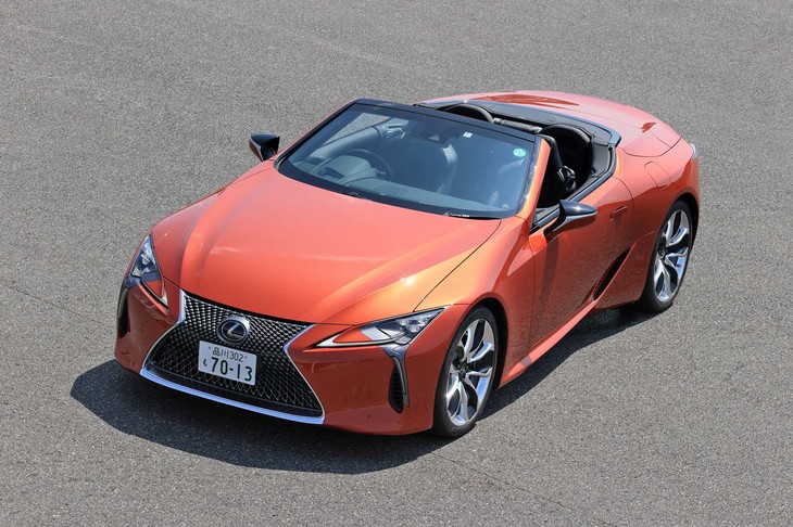 レクサスのラグジュアリーオープンカー「LC500コンバーチブル」（写真）が発売されたのは2020年7月。クーペの登場（2017年3月）からは、3年以上が経過していた。