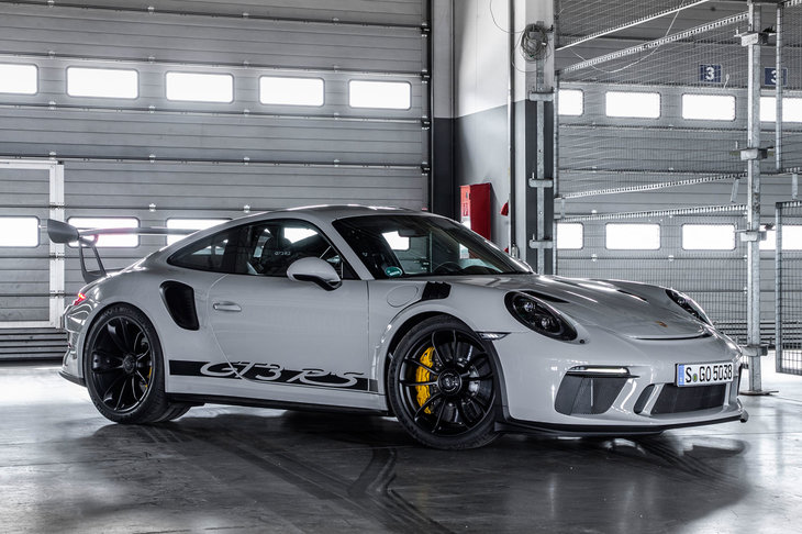 ちなみに、この「パイロットスポーツ カップ2」、どういうクルマにOE装着されているかというと、こういうクルマにOE装着されているのである。……なんというか、ウチの「バイパー」に履かせるのは、ちょっと違う気がしません？