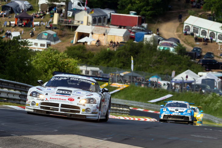 少数派だけどアメリカ車だって参加。写真は8リッターオーバーのV10エンジンを搭載した「ダッジ・バイパー」。