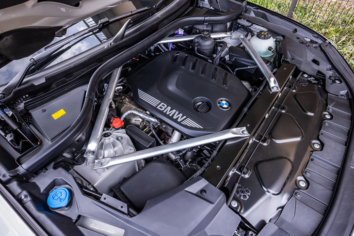 3リッター直6ディーゼルターボにマイルドハイブリッド機構が組み合わされる「X6 xDrive35d Mスポーツ」のパワーユニット。エンジン単体で最高出力286PS、最大トルク650N・mを発生し、これに最高出力12PS、最大トルク200N・mのモーターが加わる。