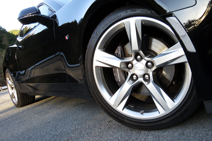 タイヤサイズは前が245/40R20、後ろが275/35R20。佐野氏が試乗記でも触れている通り、こんなデカいタイヤ履いているのに、乗り心地がホントにいいのに驚かされた。