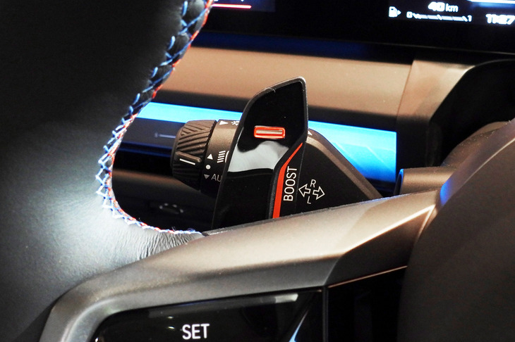 BMW X3 M50 xDrive（ステアリングパドル）