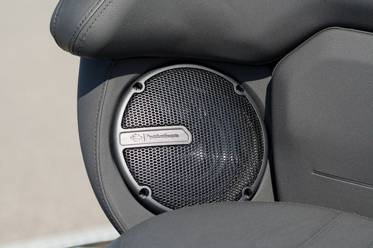 「ロードグライド リミテッド」には、Rockford Fosgateの高性能オーディオも装備。カウルの内側に加え、パッセンジャーシートの左右にもスピーカーが搭載される。