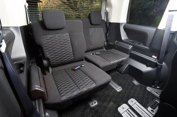シートレイアウトは2列目ベンチシートの8人乗りと、2列目キャプテンシートの7人乗りの2種類。3列目シートには分割格納機構に加え、スライド調整機構も備わっている。