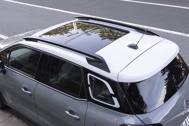 パノラミックサンルーフもパッケージオプションに含まれている。