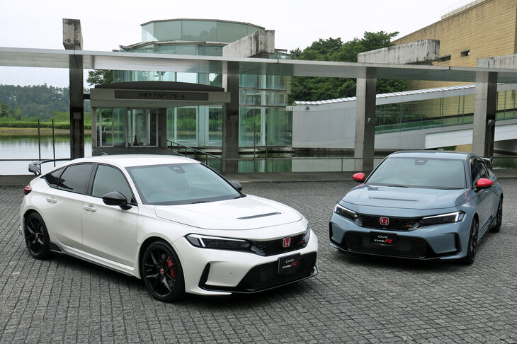 標準仕様の新型「ホンダ・シビック タイプR」（左）と、シビック タイプRのホンダアクセス用品装着車（右）。