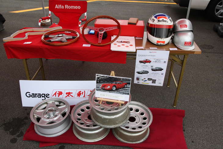 プロショップの展示より。ガレーヂ伊太利屋は「TZ2」用のマグネシウムホイールや「ジュリア1600GTA」用ステアリングホイールなどのお宝アイテムを並べていた。