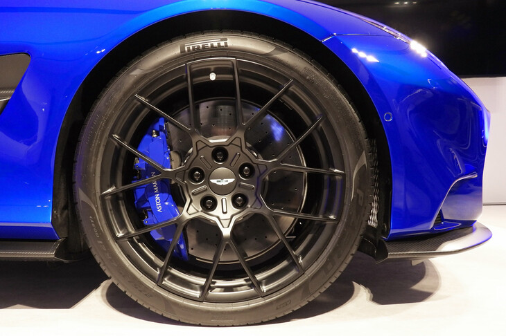 アストンマーティン・ヴァンキッシュ ヴォランテ（フロントタイヤ＆ホイール）