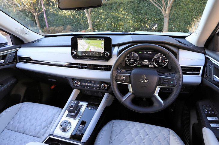 従来型より大幅に質感がアップしたインテリア。装備も充実しており、広範なグレードにサンルーフがオプション設定されるほか、「P」には9基のスピーカーを備えたBOSEプレミアムサウンドシステムが標準装備となる。