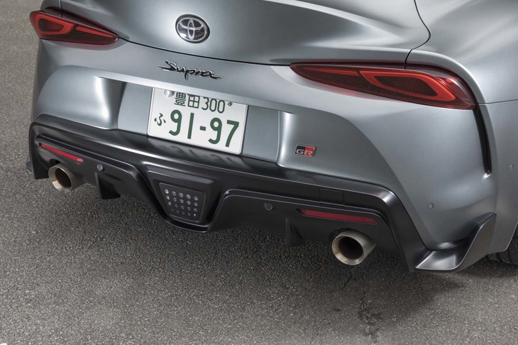 「RZ」ではマフラーエンドが直径100mmのヘアライン仕上げとなる（他グレードは同90mmのクロームメッキ仕上げ）。