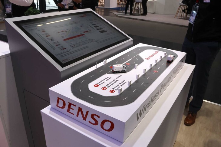 デンソーのブースで。同社はEV用走行中給電システムの車載装置開発に携わっている。イタリア北部では、同社製装置を搭載した車両による実証実験が、きわめて短い距離であるが開始されている。