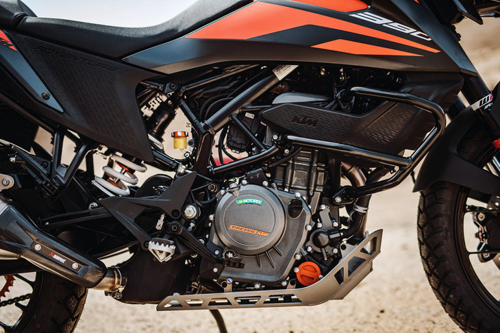 エンジンは「390デューク」と同じ排気量373.2ccの水冷4ストローク単気筒 DOHC 4バルブ。最高出力44PS、最大トルク37N・mというスペックも共通である。