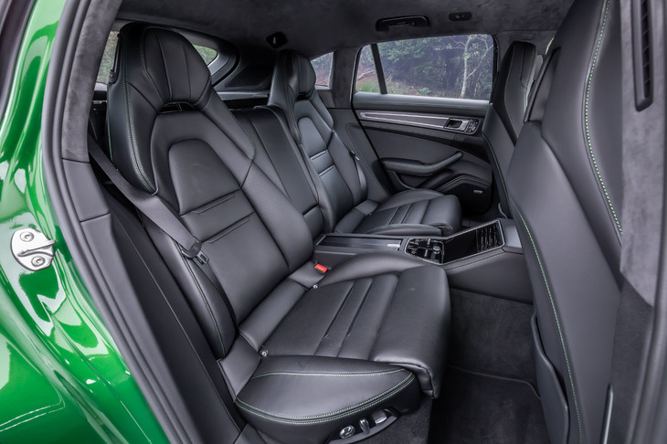 標準仕様では3人掛けとなる後席だが、試乗車はオプションの8ウェイコンフォートシートを装着し、左右セパレートタイプとなっていた。