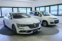 納車待ちブースには、「ルノー・メガーヌ エステート」のタクシー仕様（写真左）も。館内に「フィアット・パンダ」（同右）が1台しかなかったのは、その売れ足の早さを物語っている。