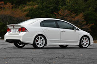 展示車両には、モデューロのバンパー（前後）やロアスカート、トランクスポイラーが装着されていた。