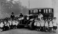 1920年代の日本市場は米国車の進出が著しく、1925年にフォードが、1927年にGMが現地生産を開始した。写真は大阪の幼稚園児とシボレーのバス。