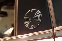 Bピラー部の記念バッジ。