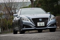 「クラウン」はトヨタのクルマづくりの構造改革、TNGAに基づく「GA-L」プラットフォームを採用。低重心化によって運動性能を高めている。