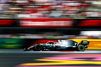 予選Q3最後のアタック、スタジアムセクションを抜けた最終コーナーで壁にヒットしてしまったメルセデスのバルテリ・ボッタス（写真）。直後は足を痛めていたものの大事には至らず、6番グリッドから挽回を図ることとなった。スタートで1つ順位を落としたものの、ミディアムタイヤをレース中盤まで持たせ3位表彰台。チャンピオンシップでは首位ハミルトンとのギャップが74点に拡大した。この差を次戦アメリカGPで52点以下にできない場合、ハミルトンのタイトルが決まることになる。（Photo=Mercedes）