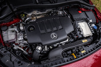 「OM654q」と呼ばれる2リッター直4ディーゼルターボエンジンは、最高出力150PS/3400-4400rpm、最大トルク320N・m/1400-3200rpmを発生。ガソリンエンジン車には7段デュアルクラッチトランスミッションが組み合わされるの対して、こちらは8段になっている。