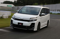 ボディー剛性を高めるブレースや専用サスペンションが与えられた「ヴォクシーZS“GRスポーツ”」。今回は、千葉県のサーキット「袖ヶ浦フォレストレースウェイ」で試乗した。
