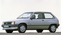 1982年「オペル・コルサ」。3／5ドアハッチバックおよびノッチバックの2／4ドアセダンをそろえたオペルの末弟。