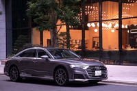 存在感のあるフロントデザインが印象的な新型「アウディA8」。ドレスアップオプションを選択した試乗車は、スポーティーなテイストが一段と強められている。