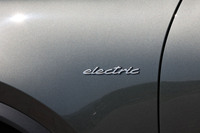 1000万円を切る998万円というプライスも話題の新型「マカン」は、高効率と航続距離に重点を置いたポルシェBEVのエントリーモデルとされる。今回は「アベンチュリングリーンメタリック」の外板色をまとった右ハンドル仕様車に試乗した。