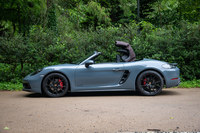 遮音性の高い電動開閉式のソフトトップや、フロントとリアに2カ所備えられたラゲッジコンパートメントなど、実用性の高さは「718ボクスター／718ボクスターS」と変わらない。