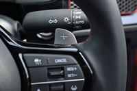 ステアリングホイールの背後に備わるシフトパドルには、メタル素材が用いられている。「ホンダS＋シフト」がオフのときは「e：HEV」モデルと同様に減速セレクターとして機能し、ホンダS＋シフトをオンにするとシフトパドルへと役割が変わる。