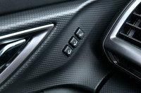 「ドライバーモニタリングシステム」とは別に、押しボタンでドライビングポジションなどのメモリーを呼び出す“従来型”のシステムも用意されている。記録できる人数は、ドライバーモニタリングシステムが5人、従来型のメモリーシステムが2人の、計7人。