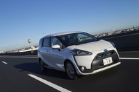 「シエンタ ハイブリッド」（写真）の満タン法の燃費は、「フリード ハイブリッド」とさほど変わらない18.5km/リッターを記録した。