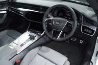 物理的なスイッチ類を極力置かない、先進的なイメージをもたらす「A6」のインテリア。