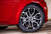 「レンジローバー スポーツHSEダイナミックD300」には、グロスブラック／コントラストダイヤモンドターンドフィニッシュの「21インチ“スタイル5007”5スプリットスポーク」ホイールが標準装備される。試乗車は275/45R21サイズの「ピレリ・スコーピオンゼロ オールシーズン」タイヤを組み合わせていた。