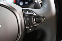 走行に関するパラメーターの切り替えは、ステアリングホイールに備わるスイッチで操作する。