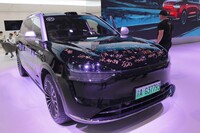 アイトは中国のセレスグループとファーウェイによって、2021年に創立されたブランド。今回は中国から“ユーラシアツアー”を敢行し、38日をかけて1万5000kmを走破し、会場に到着した。